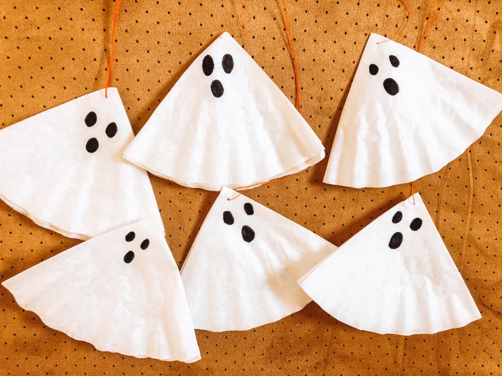 Easy Halloween DIY Decor Idea: Coffee Filter&nbsp;Ghosts